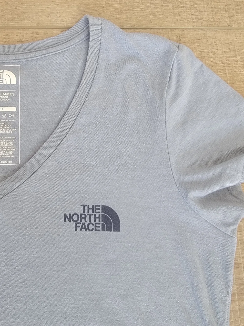 The North Face Bears Graphic V-Neck Tee Tri-Blend Light Blue Women's Size Small - Picture 4 of 11